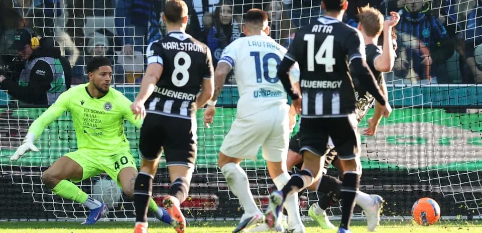 Lautaro Martínez rematando frente al portero