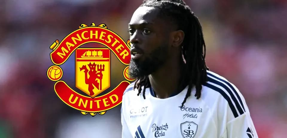Jugador con camiseta blanca frente al logo de Manchester United