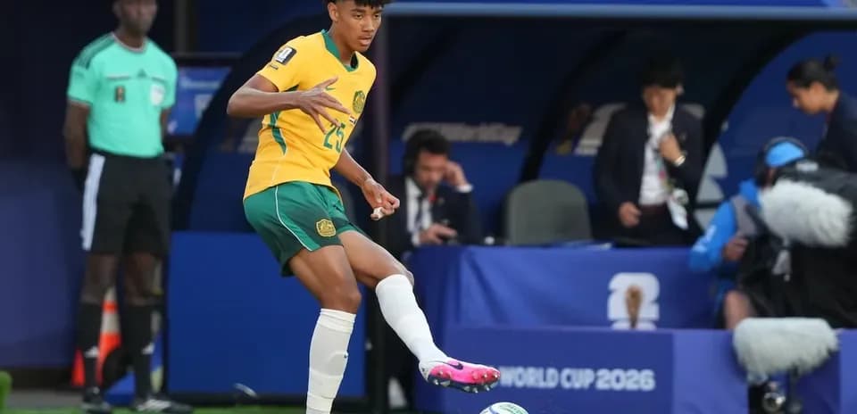 Jugador australiano controla el balón en la cancha