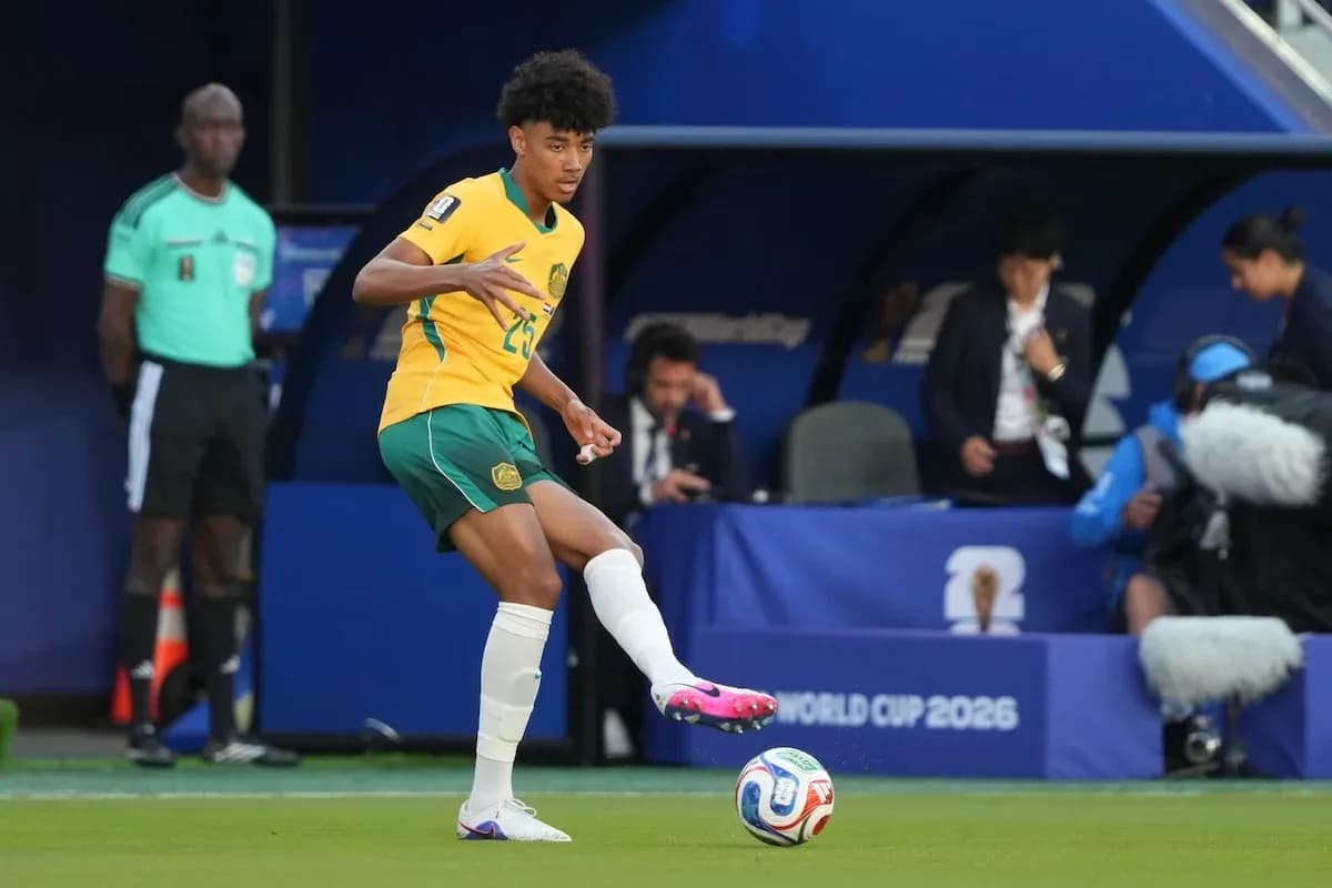 Jugador australiano controla el balón en la cancha