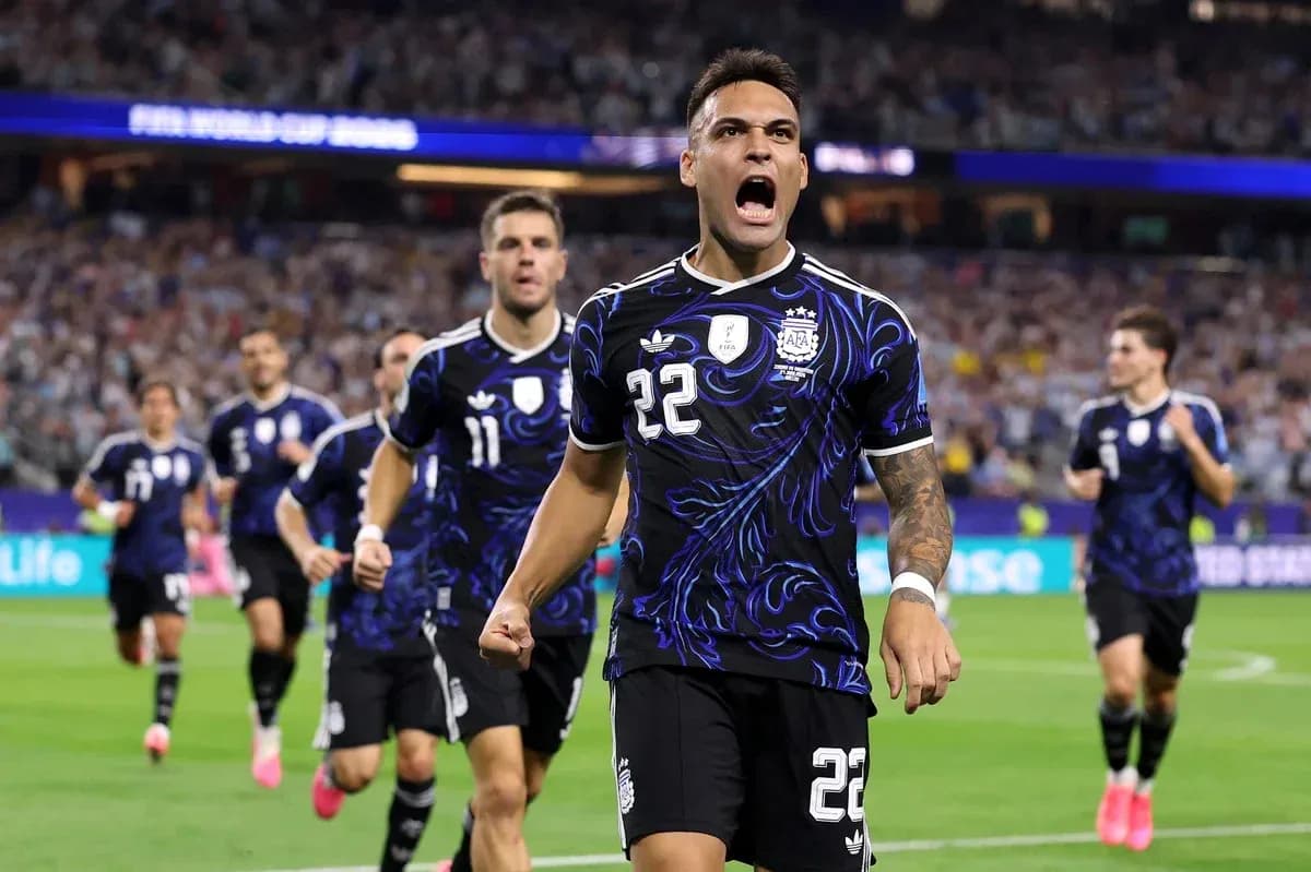 Lautaro Martínez celebrando un gol con sus compañeros