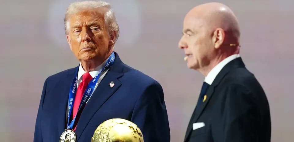 Donald Trump y Gianni Infantino en ceremonia de premiación
