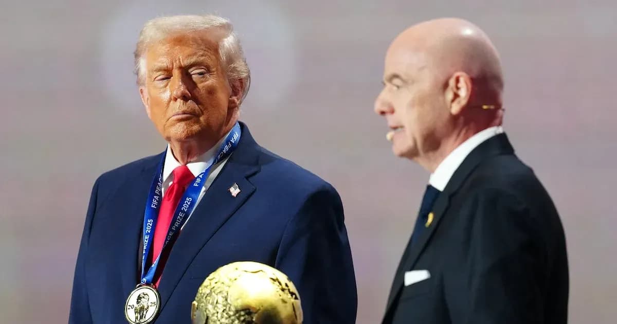 Donald Trump y Gianni Infantino en ceremonia de premiación