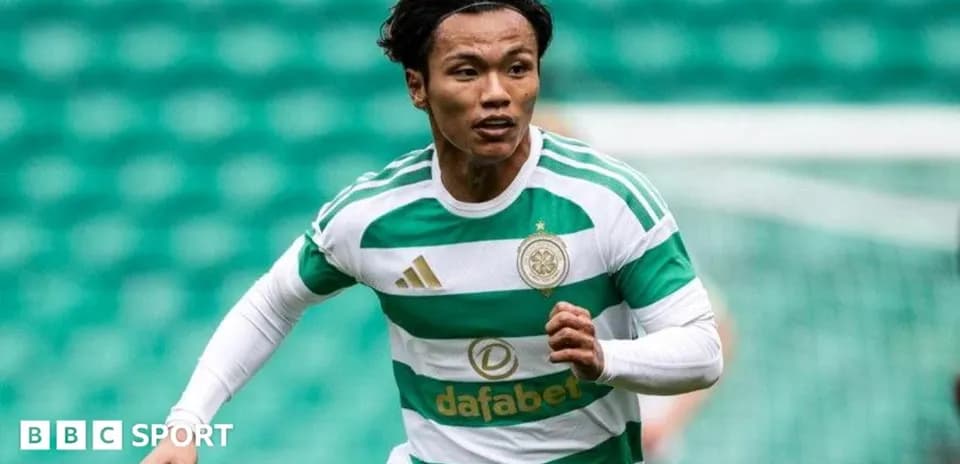 Jugador de Celtic corriendo en el campo de juego