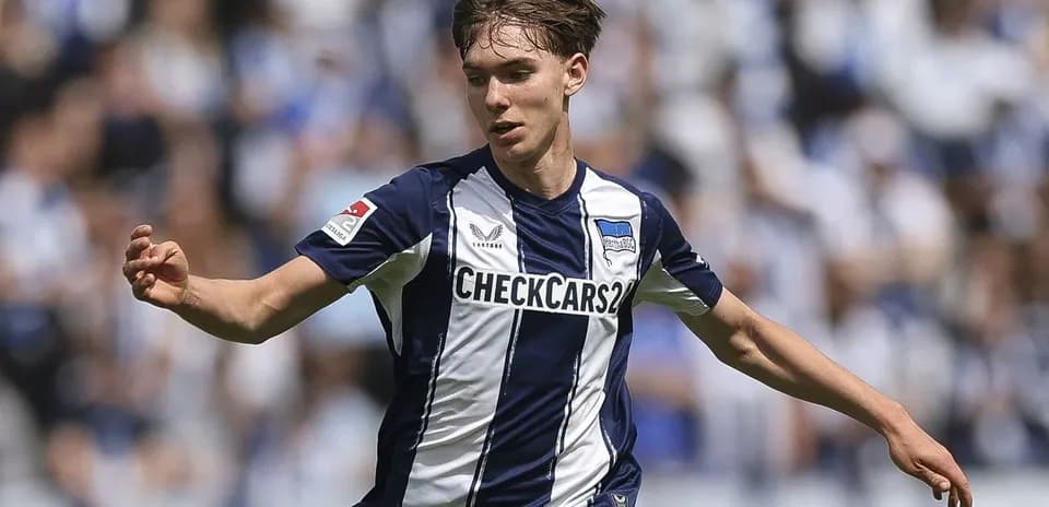 Jugador de Hertha BSC corriendo en el campo