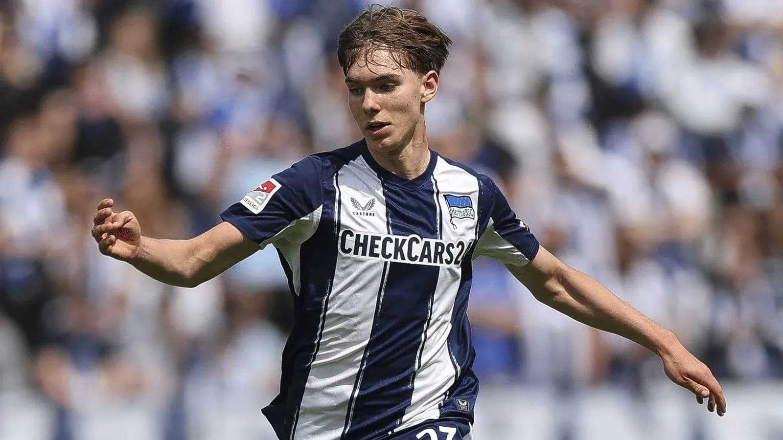 Jugador de Hertha BSC corriendo en el campo