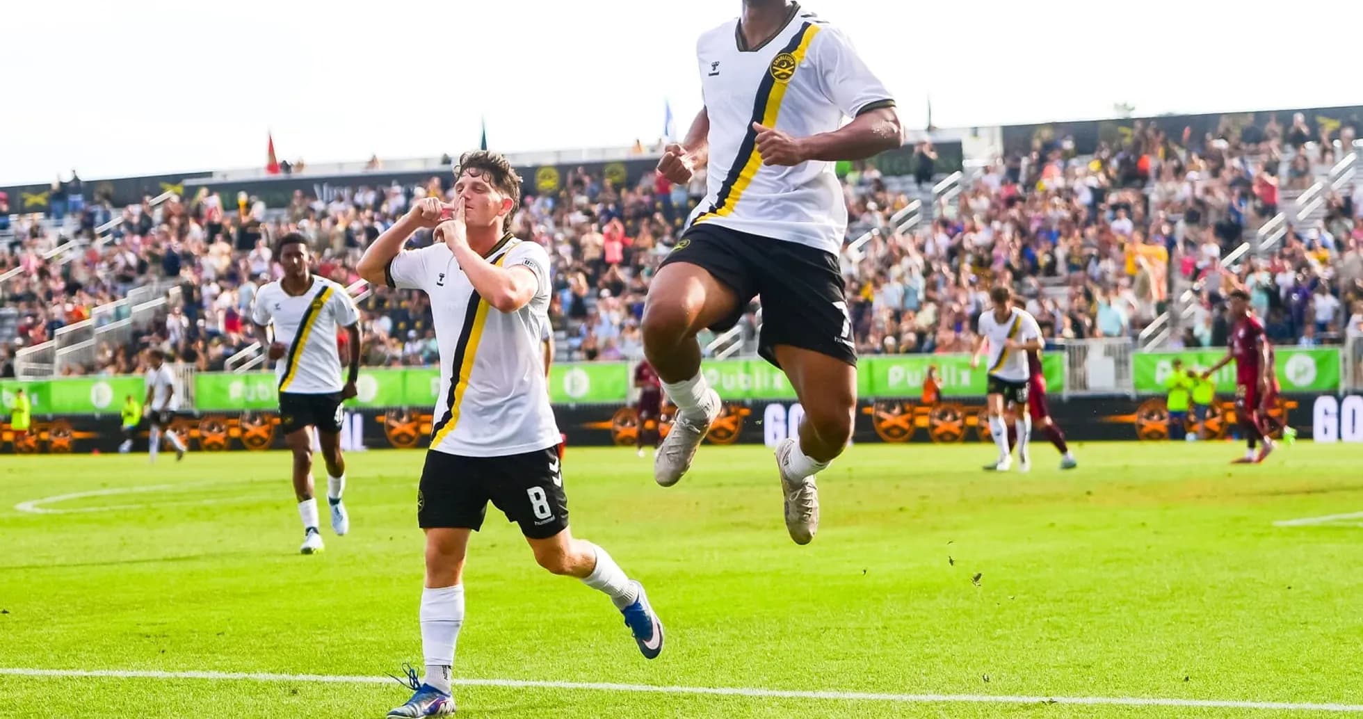 Jugadores del Charleston Battery celebrando un gol