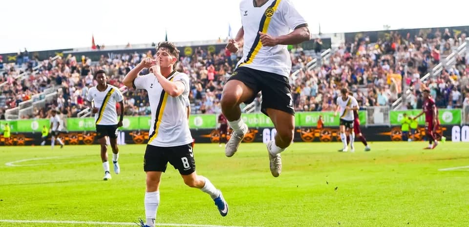 Jugadores del Charleston Battery celebrando un gol