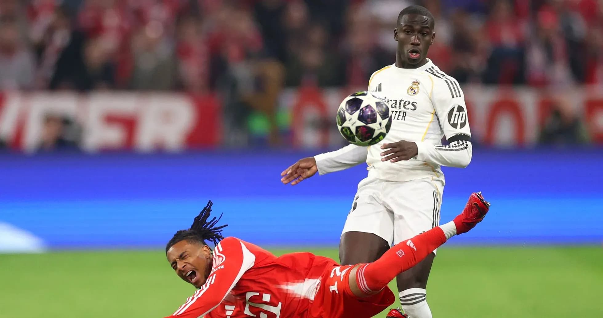 Jugador de Bayern Munich cae tras entrada de rival