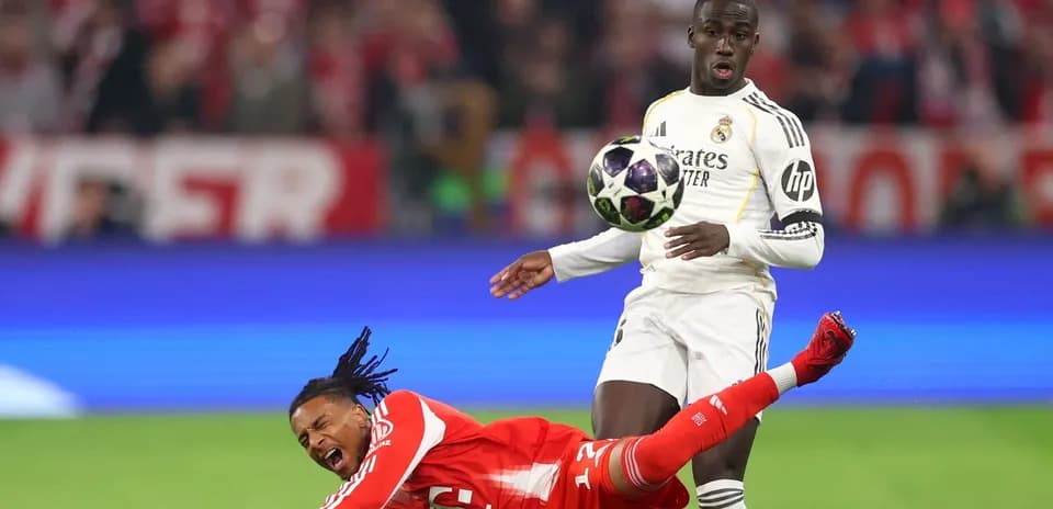 Jugador de Bayern Munich cae tras entrada de rival