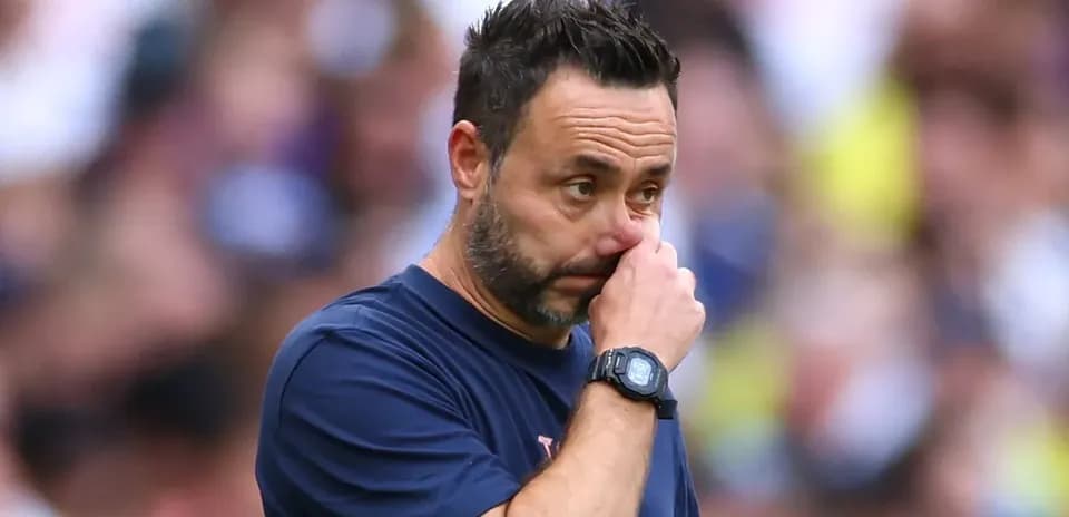 Entrenador observando el partido con preocupación