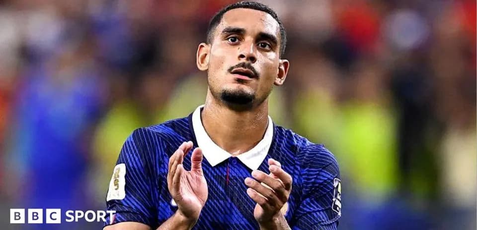 Jugador aplaudiendo en el campo durante un partido