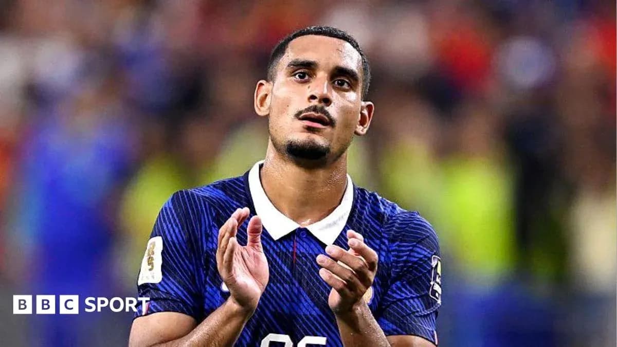 Jugador aplaudiendo en el campo durante un partido