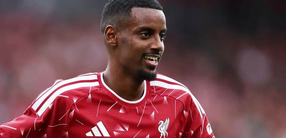 Jugador de Liverpool sonriendo en el campo