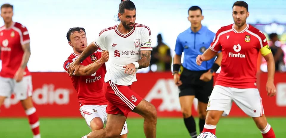 Jugador de Liverpool driblando con defensa de Southampton