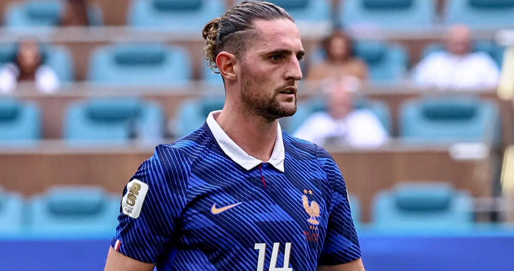 Jugador de Francia con camiseta azul en el campo