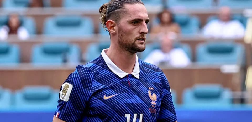 Jugador de Francia con camiseta azul en el campo