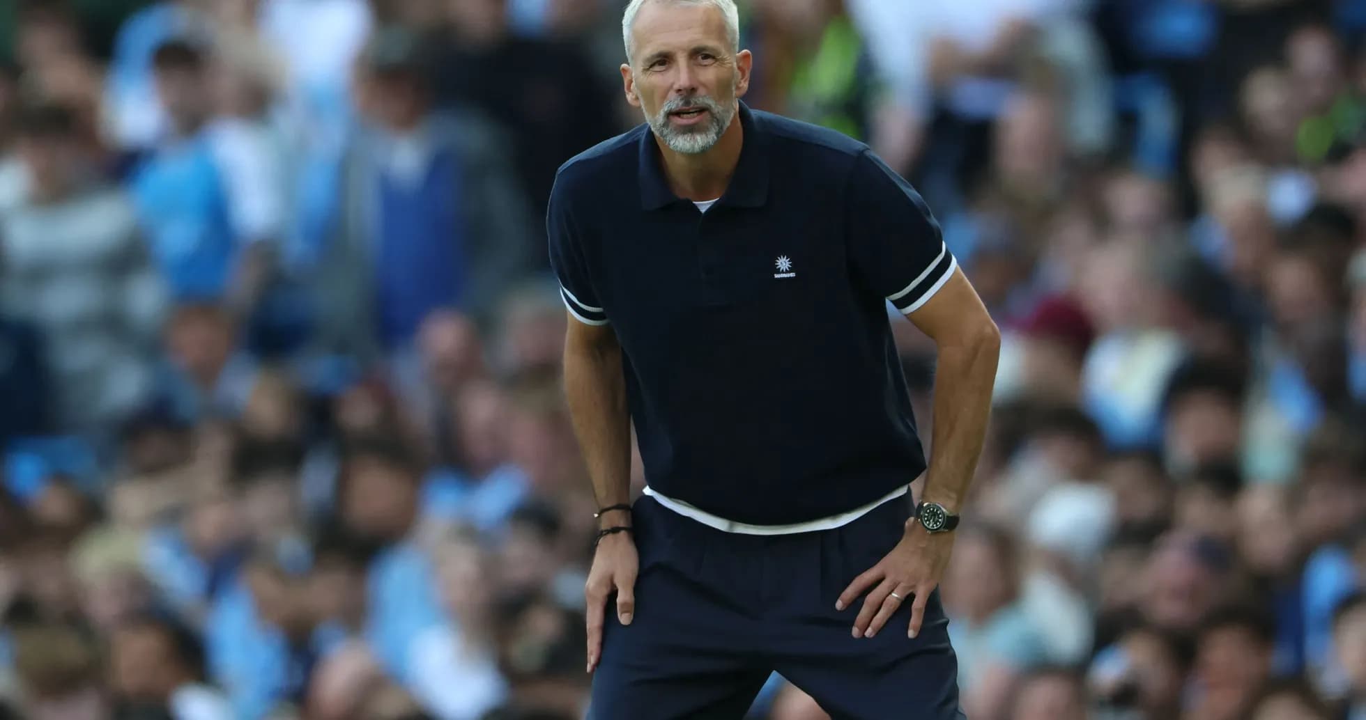Entrenador observando el partido desde la línea lateral