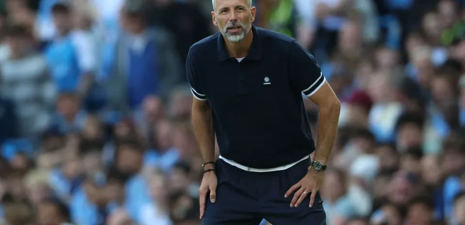Entrenador observando el partido desde la línea lateral