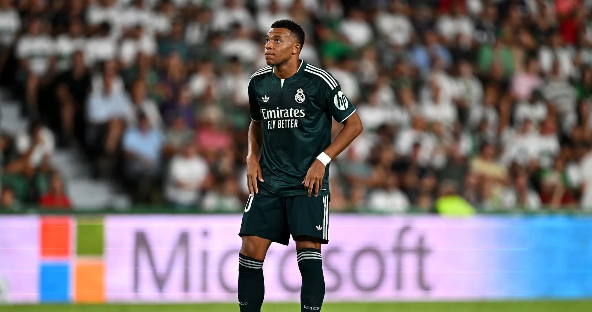 Jugador de Real Madrid en partido, mirando al frente