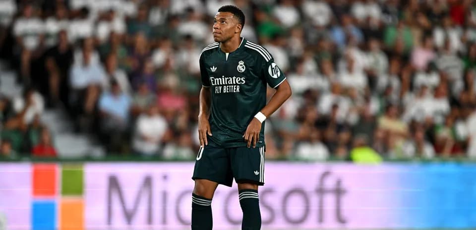 Jugador de Real Madrid en partido, mirando al frente