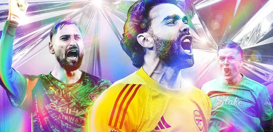 Tres porteros celebrando con diferentes camisetas de fútbol