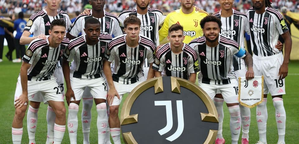 Equipo de Juventus posando con trofeo en el campo