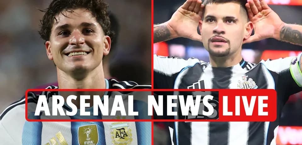 Jugadores de Argentina y Newcastle celebrando en el campo
