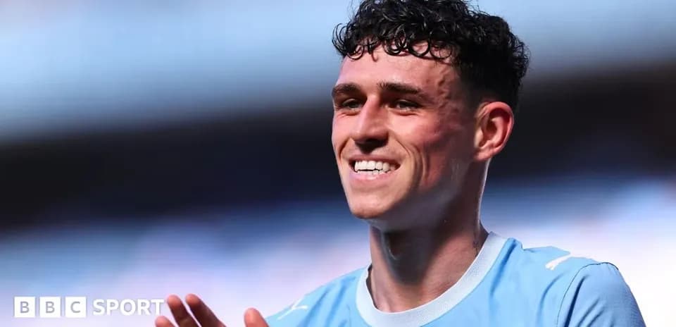 Jugador sonriendo y aplaudiendo en el campo