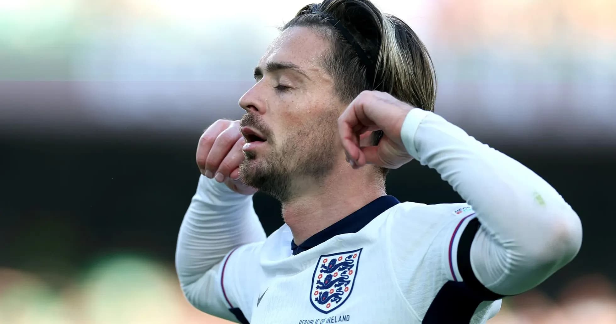 Jugador de Inglaterra con gesto de frustración en el partido