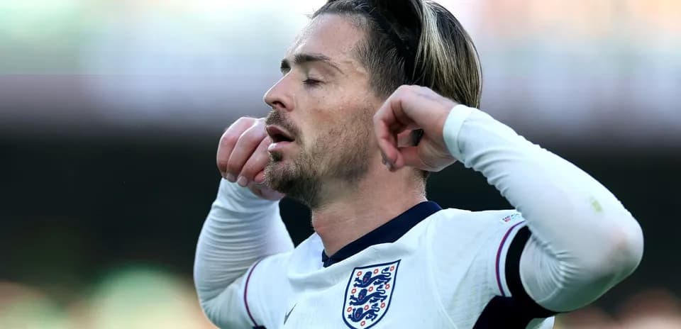 Jugador de Inglaterra con gesto de frustración en el partido