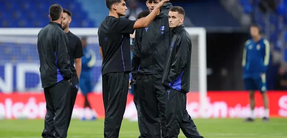 Jugadores conversando en la cancha antes del partido