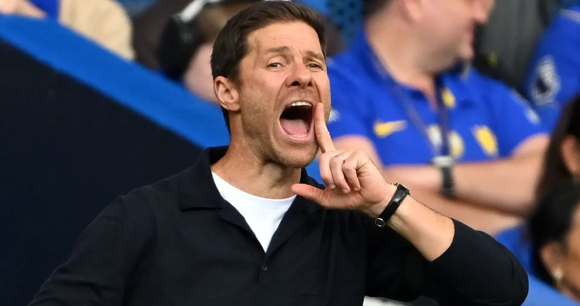 Entrenador dando instrucciones desde la banda del campo