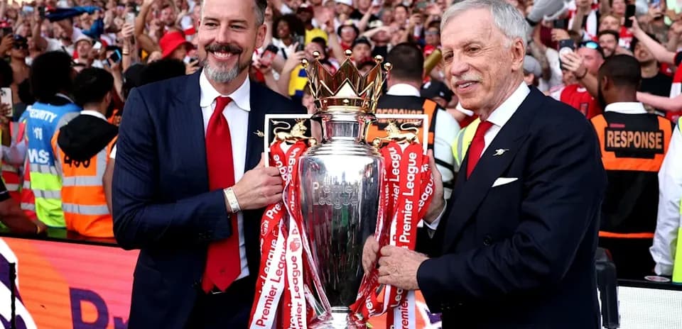 Directivos sosteniendo el trofeo de la Premier League