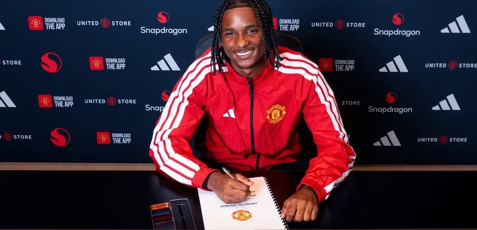 Jugador firmando contrato con Manchester United
