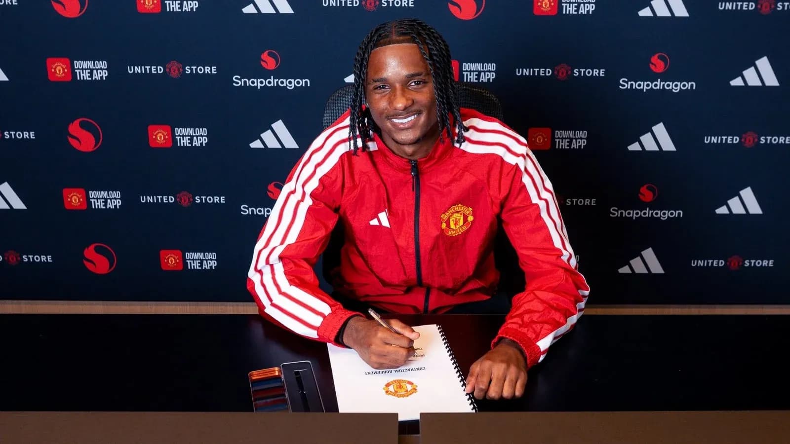 Jugador firmando contrato con Manchester United