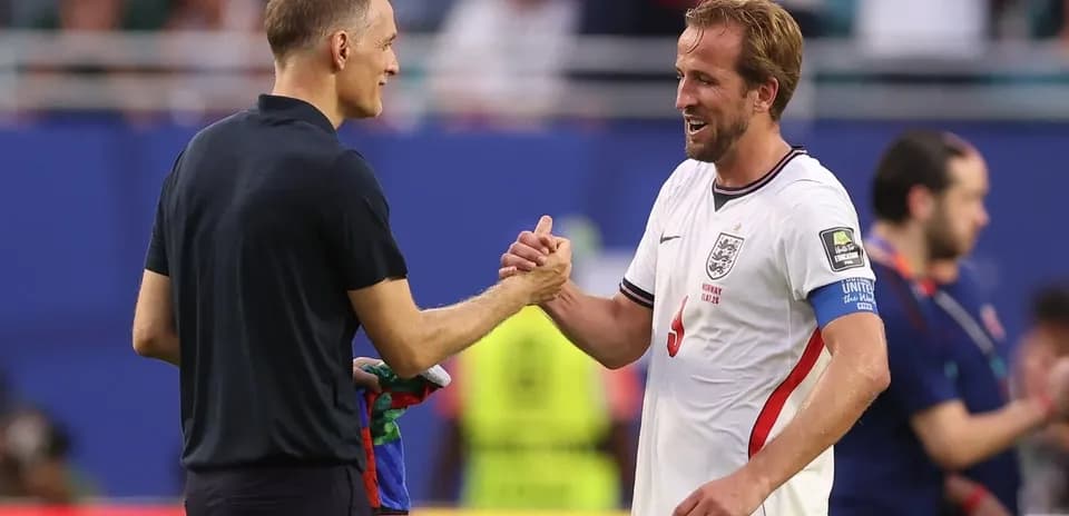 Entrenador y jugador de Inglaterra estrechando manos