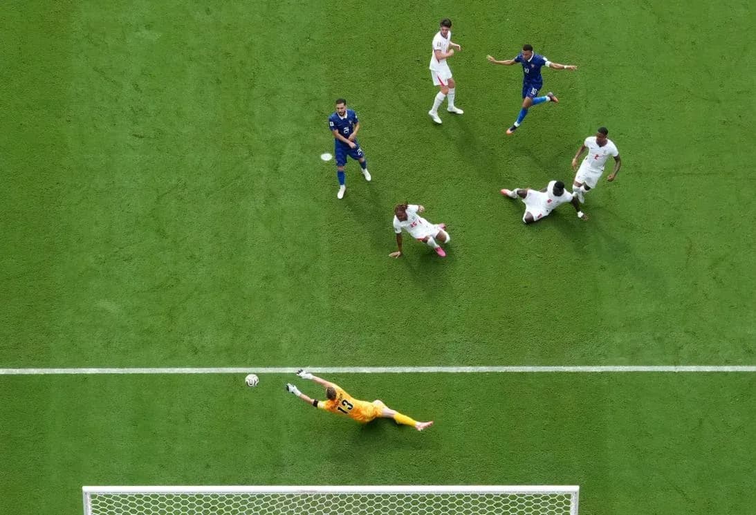 Portero deteniendo un tiro en el partido