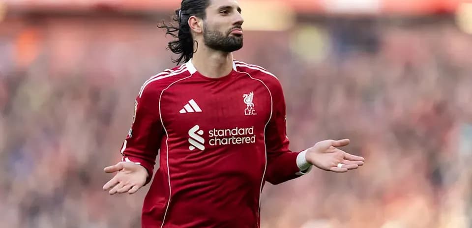 Jugador de Liverpool gesticulando en el campo