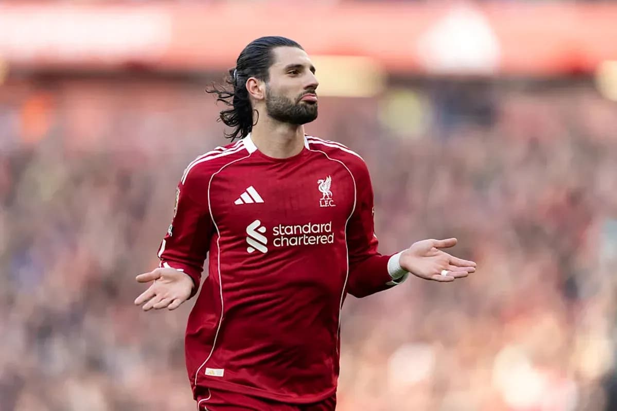 Jugador de Liverpool gesticulando en el campo