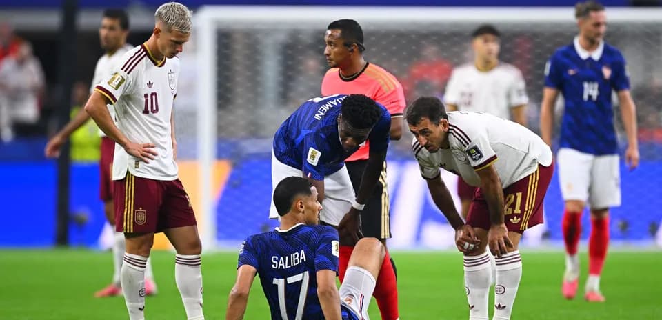 Jugadores atendiendo a Saliba en el partido