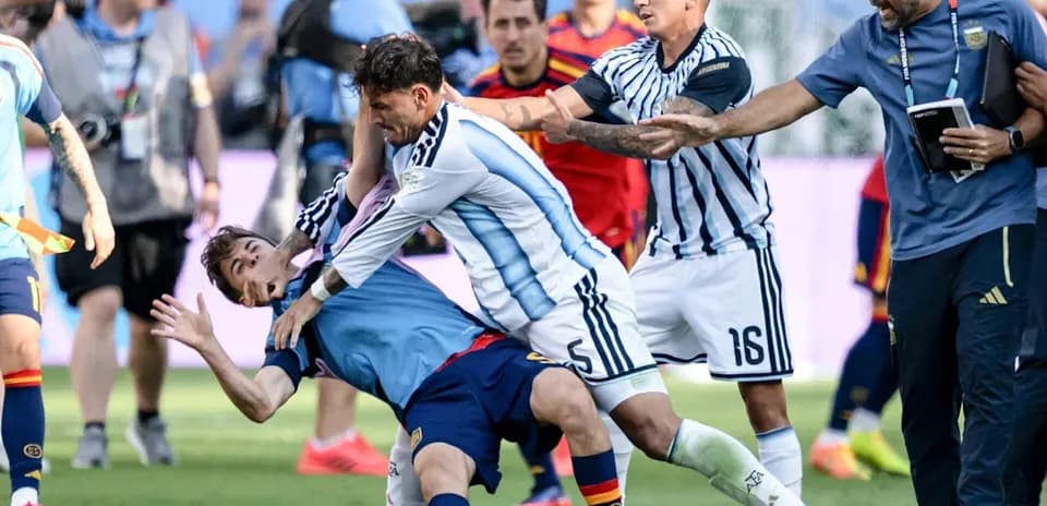Jugadores de Argentina y España enfrentándose en el campo