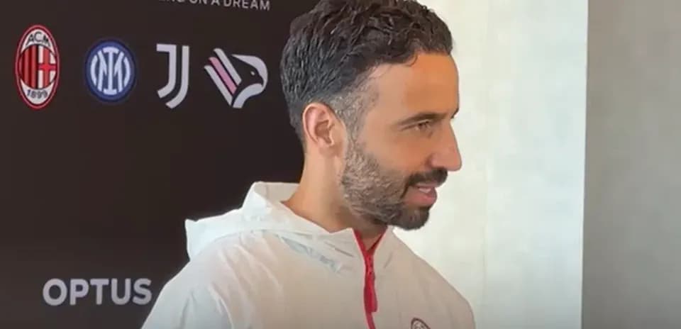 Jugador de AC Milan en conferencia de prensa