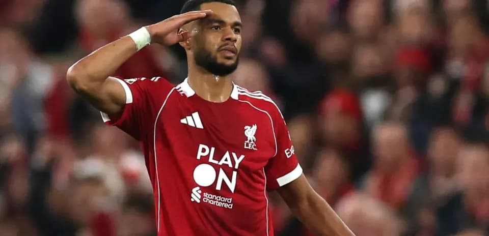 Jugador de Liverpool saludando al público en el estadio