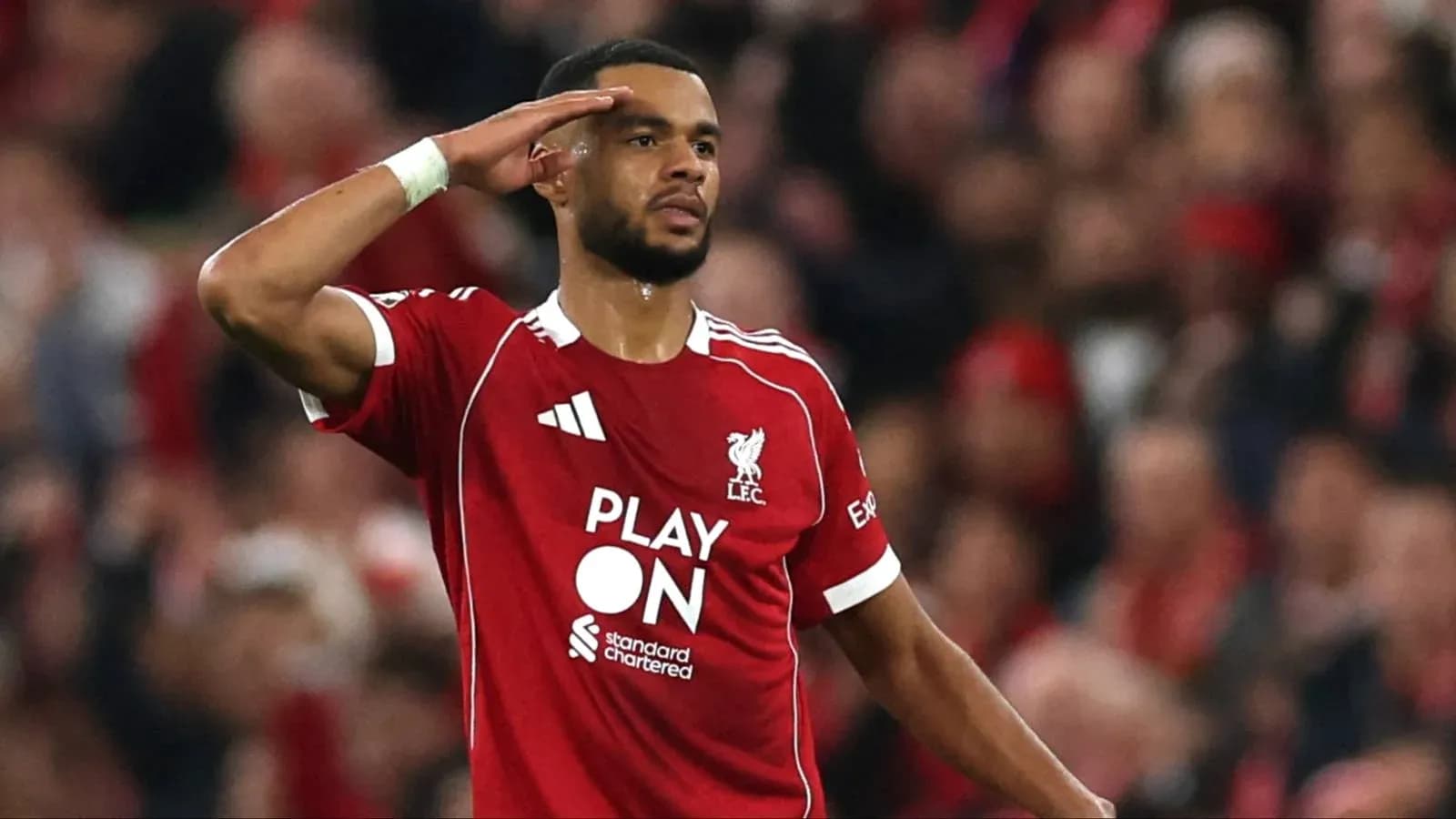 Jugador de Liverpool saludando al público en el estadio