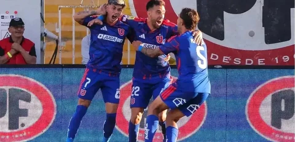 Jugadores de Universidad de Concepción celebrando un gol