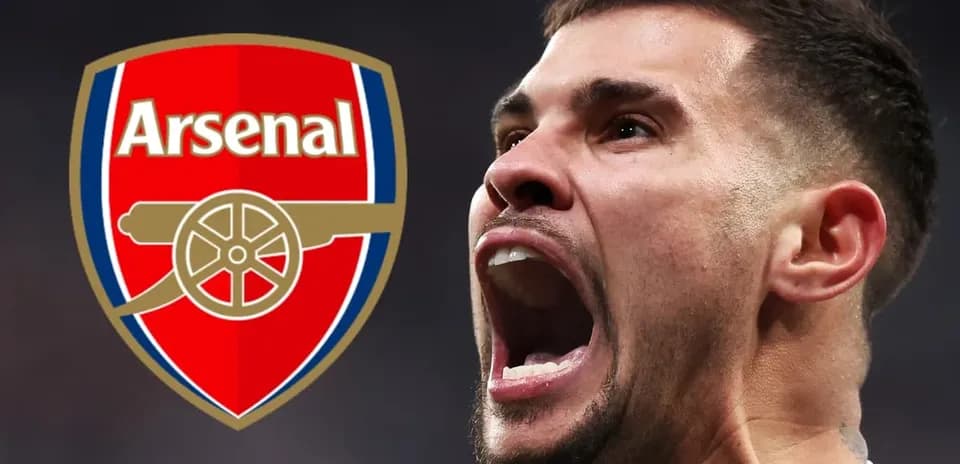 Jugador de Arsenal gritando con logo del equipo