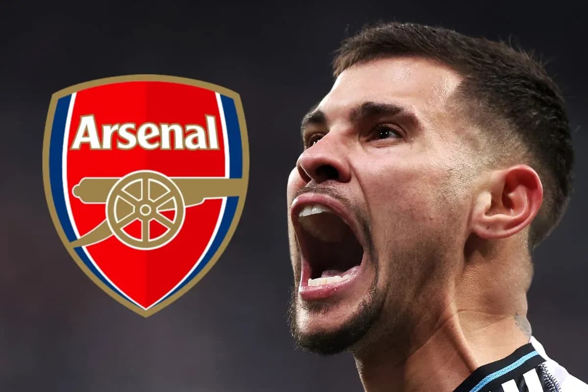 Jugador de Arsenal gritando con logo del equipo