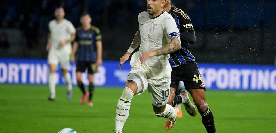 Jugador de Lazio esquivando a defensor de Pisa