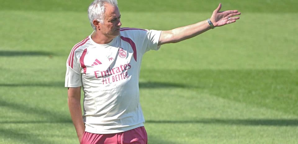 Entrenador dirigiendo a su equipo en el entrenamiento